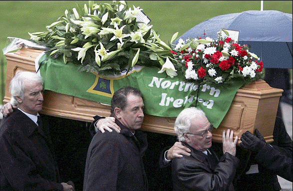 Best fue despedido en un emotivo funeral en Belfast. Irlanda del Norte recuerda su leyenda dando nombre al Aeropuerto de la capital. Best fue despedido en un emotivo funeral en Belfast. Irlanda del Norte recuerda su leyenda dando nombre al Aeropuerto de la capital.